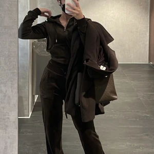 Juicy  - Juicy sett i färgen chocolate. Super fint skick. Byxorna är i storlek XS och koftan i storlek S💓☺️ nypris för settet är cirka 2400kr