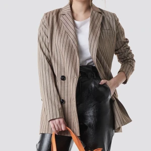 Oversized kavaj - Strl 36 i oversized modell. Använda 1-2 ggr, inga skador.