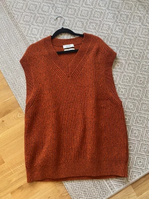 COS Vest.  - Helt oanvänd. Storlek M.  Relaxed passform. 