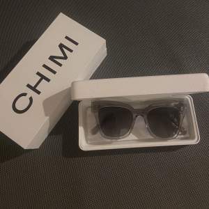 Chimi solglasögon i modellen 07, i princip oanvända och i superbra skick. Säljer då de inte passar mig så bra💗 