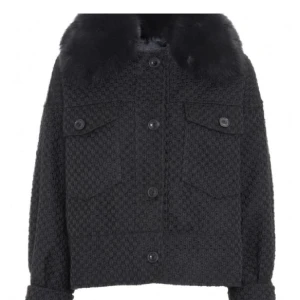 Meotine Jacka - Säljer min jättefina Meotine jacka ”Charlie” i storlek xs/s då den tyvärr inte kommer till användning längre. Pris kan diskuteras, för frågor eller fler bilder skriv privat 💕