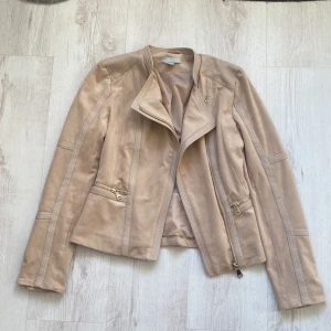 Vårens finaste Skinnjacka beige ! - Mocka jacka med läder detaljer  Super snygg och knappt använd ! Beige färg så fräscht till sommaren !  Passar XS-S Stl 34 