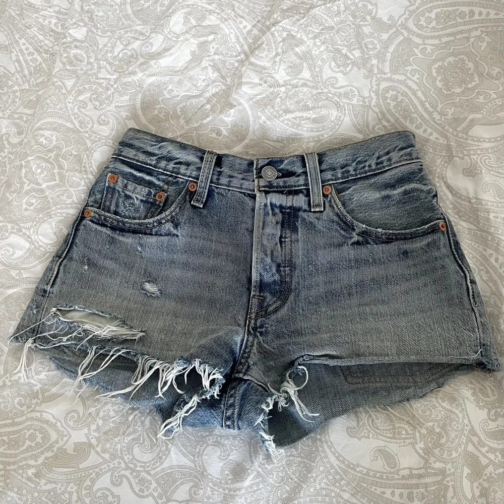 Säljer dessa snygga Levis shorts jättefina till sommaren ❤️ är lågmidjade i stl xs, många intresserade så buda gärna! . Shorts.