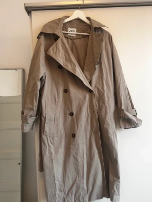 Trenchcoat - Beige trenchcoat ifrån zara, storlek M💛 använd fåtal gånger och i fint skick!