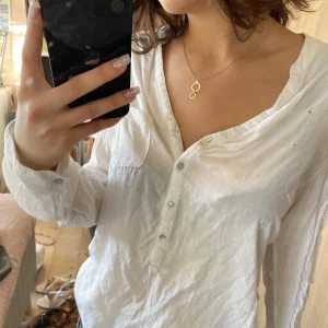 Skjorta/blus - Vit skjorta/blus superfin❤️ har en ganska liten fläckvid ena knapphålet o två små hål längst upp kom privat för bilder💕💕 sitter annars jättefint o skönt tyg🥰