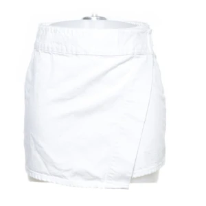 Jeanskjol - Säljer min jeanskjol i omlott från weekday för den är för liten för mig som är 36/38. Jätte fin till sommaren med en blus eller något. Frakten ingår inte!💓💘