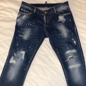 Dsquared2 jeans  - Jag säljer mina Dsquared2 jeans har inga behov av de längre de har jag provat en gång o de är för stora för mig, de är äkta vid snabb affär kan jag diskutera om priset bara hör av er 😀😀😀