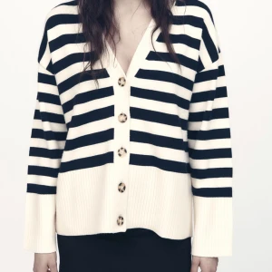 Kofta - Säljer min nästan helt oanvändba kofta från zara då jag inte tycker den passar på mig! Helt nytt skick. Nypris 400kr mitt pris 350kr men kan absolut diskuteras vid en snabb affär! Skriv för egna bilder💞 ANDVÄND EJ KÖP NU!! 