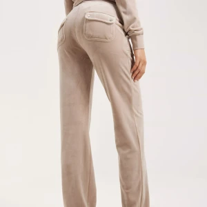 Juicy Couture set - Byxorna i XS & tröjan i XXS. Knappt använda🌸 1500kr för både byxorna och tröjan 