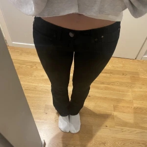 Low waisted jeans REPLAY - Second hand- köpta jeans från Replay. Storlek 27/32. Är 163 som referens. 💗💗💗💗