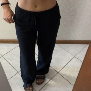 Linnebyxor  - Säljer dessa lågmidjade linnebyxor från HM då dom inte kommer till användning 🫶🏼(BUD ÄR BINDANDE)