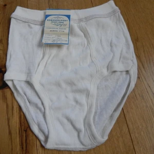 Gamla jalingar - Jo jag tänkte att det var dags att gör mig av med mina gamla favorit jalingar som är lågmidjade till någon som som behöver dom mer. Barnbarnet rekommenderade denna app så jag ger det ett försök.