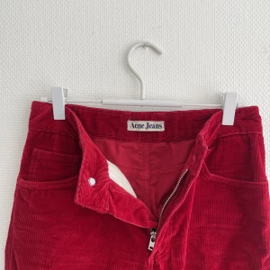 ACNE byxor  - Säljer dessa super sköna ACNE manchester byxor. Lite bootcut.  Så jävla najs röd färg! 