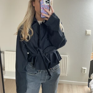 Jacka  - As snygg kort trench i marinblått med skärp, köpt vintage! 💗