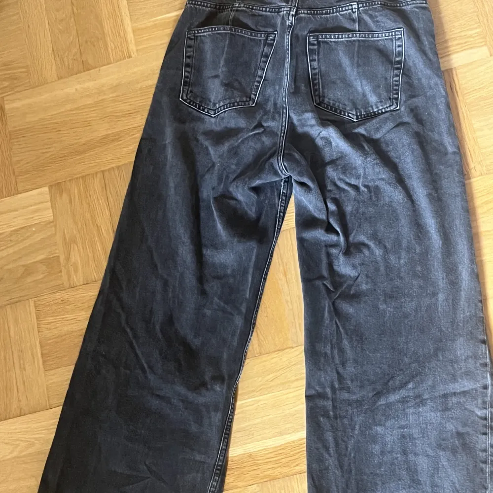 Svarta/väldigt mörkgråa vida jeans från weekday i modellen Ace. Ganska använda men inga defekter! och i bra skick!. Jeans & Byxor.