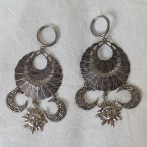 Sol och halvmånar örhängen 🌞🌛 - Jättefina örhängen som söker ny ägare. Använd bara två gånger 🌞