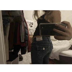 True religion jeans - Säljer nu mina skit snygga true religion jeans som är köpa här på Plick. Säljer då jag inte använder dem så ofta längre. Skriv vid intresse❤️