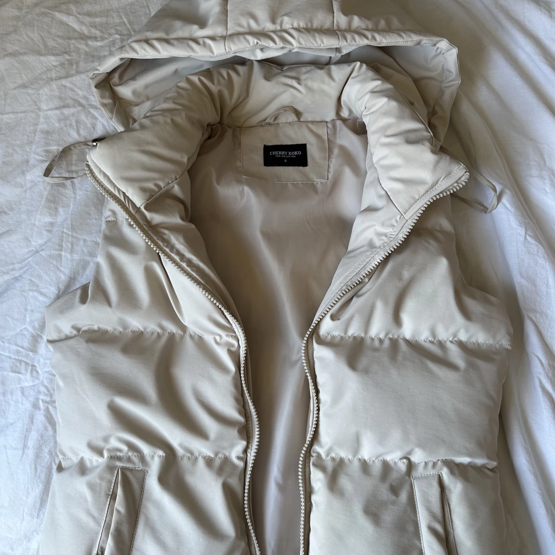 Beige väst med luva