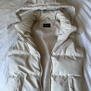 Beige väst med luva - Säljer denna beiga västen som är perfekt nu under våren! Den är i storlek s och sitter superfint på. Hör av er vid fler frågor💞