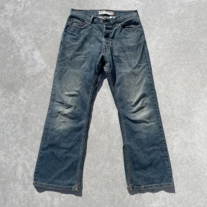 Vintage Levi’s ”Loose bootcut” 567 - Vintage Levis 567 ”loose Bootcut” dom perfekta jeansen. Mörkblå Wash bra skick. Skriv för mått / bild på kropp. Snabb deal = bättre pris 