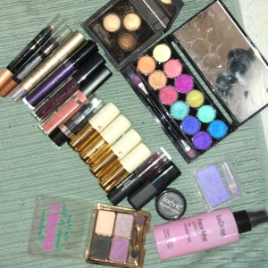 Använt smink - Inget fel- vill ej ha, lite använt Skriv för enskilda priser, största palleten + lila är såld