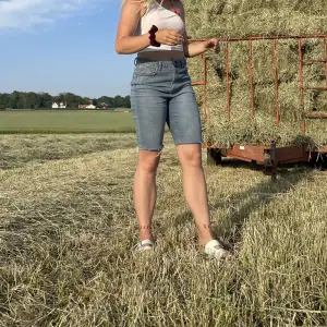 Jeansshorts från NA-KD och Misslisibells kollektion!💙 Längre modell, som ni ser på bilden. Använda men i mycket fint skick!