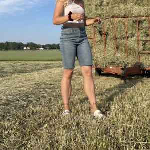Jeansshorts  - Jeansshorts från NA-KD och Misslisibells kollektion!💙 Längre modell, som ni ser på bilden. Använda men i mycket fint skick!