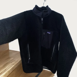 Patagonia Retro-X Fleece Jacka - Sparsamt använd fleecejacka från patagonia. Original pris 2400kr, säljer för 1566 inkl frakt. Pris är inte fastslaget så kom med förslag!