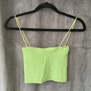 Topp Zara - Kort topp från Zara i storlek S! Skulle även kunna passa XS. Den är i bra skick förutom några trådar som gått upp i sömmen.