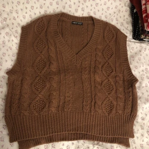 Brun väst - Säljer denna då den inte kommer till användning. Rätt så stretchig, inga defekter. Mer av en ”boxy” look på den.