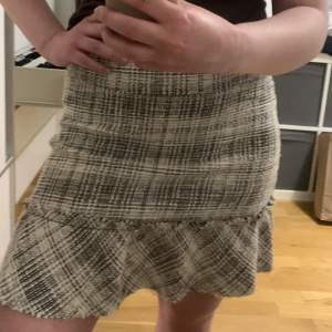 Säljer denna kjol från pull and bear. Perfekt längd och super fin. 