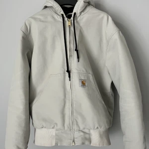 Carhartt Jacka - Säljer min Carhartt jacka. Bra skick då jag använt den en enstaka gånger. Storlek S men passar även M. Skriv ifall du har fler frågor!