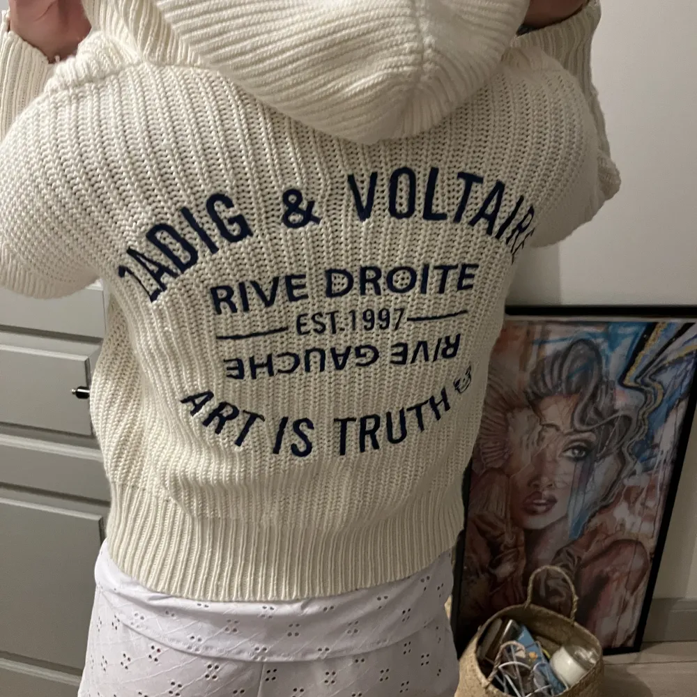 Säljer denna jättefina Zadig hoodie som är köpt för 5000kr nypris. Den är väldigt oanvänd och är i helt perfekt skick. Hör av er för fler bilder eller vid intresse❤️❤️. Tröjor & Koftor.