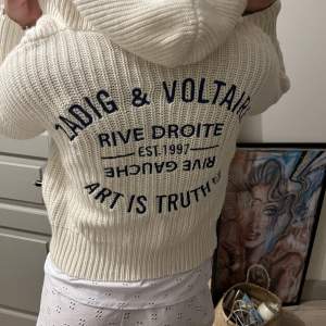 Säljer denna jättefina Zadig hoodie som är köpt för 5000kr nypris. Den är väldigt oanvänd och är i helt perfekt skick. Hör av er för fler bilder eller vid intresse❤️❤️