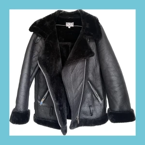 PU jacka - NA-KD:s slutsålda PU-jacka!🖤 Använd 2-3 gånger, skärp saknas.