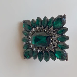 Grön ring  - En gothisk ring med skogsgröna rhinestones  Justerbar ring 