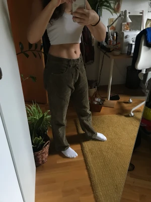 Manchesterbyxor GANT - Snygga manchesterbyxor från Gant, mossgrön färg. Lowrise om du har storlek S/XS, egentligen midwaist om du har storlek S/M. Priset kan ändras men köparen står för frakt❤️