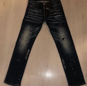 Dsquared2 Jeans - Dsquared2 Jeans finns inne storlek 46 och jeansen är i mycket bra skick 