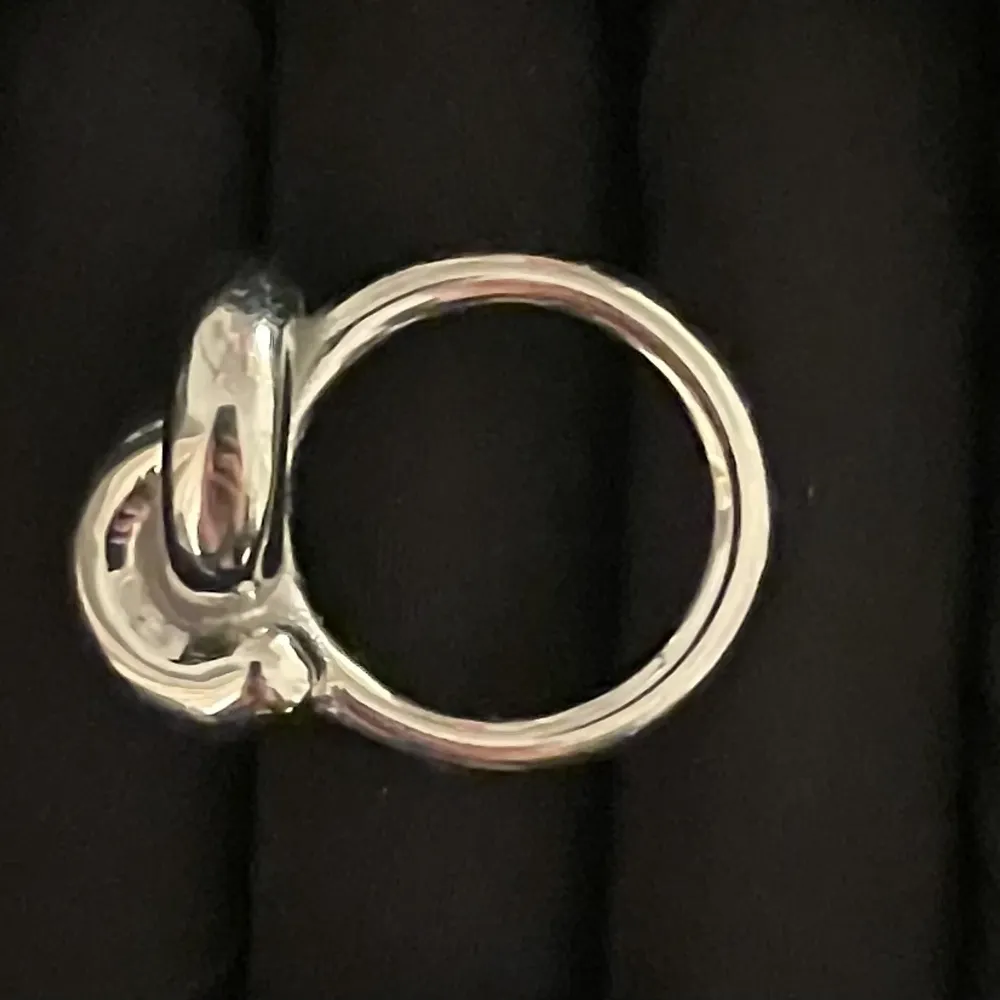 Säljer denna ring ifrån Edblad, nästan helt oanvänd❤️. Accessoarer.