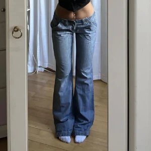 Lågmidjade jeans - Sjukt snygga lågmidjade jeans som tyvärr inte passar mig. Köpa på plick och i bra skick. Midjemått: 85 (där de sitter i höften), passar någon som är 165-175. Lånad bild från förra säljaren.