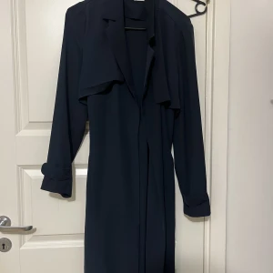 Kappa - Säljer en oanvänd vår kappa i färgen indigoblå. Från cubus i storlek S men passar även M. 