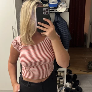 Topp - Säljer denna söta toppen från Gina i storlek M. I bra skick. Pris: 20 kr