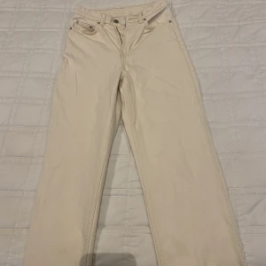 Weekday jeans - Modellen Rowe. Använd ett fåtal gånger, väldigt bra skick! Har en liten grön fläck på insidan (bild 3) jätte snygga att ha i vår eller till sommaren. Färgen är beige/vit Nypris ca 600. 