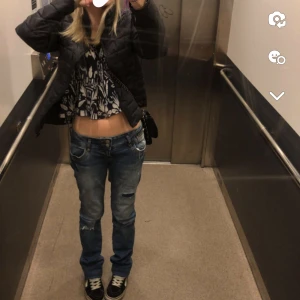 Ltb jeans  - Säljer mina favvojeans. Dom är som helt nya förutom att dom e lite trasiga (se på sista bilden) Helt klart som finaste jeansen som finns. Dom är dock förstora på mig och lite för långa. Jag e 177 Hör av er vid frågor💖💖