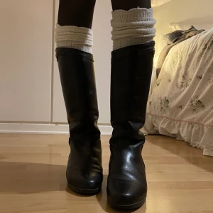 boots - svarta läderboots med låg klack, perfekta till vintern då dom är fordrade på insidan! lite stora på mig som har 38 så skulle gissa strl 39