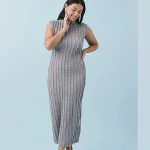 Intressekoll på denna jättefina klänning från Ginatricot 🫶🏽 helt oanvänd i storlek M