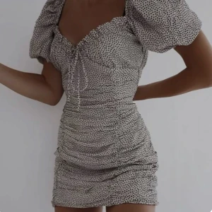 Zara klänning  - Prickig jättefin klänning från zara, använd 1 gång. 