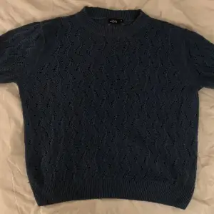 Mörkblå stickad tröja från Kappahl i storlek M. Fint skick!