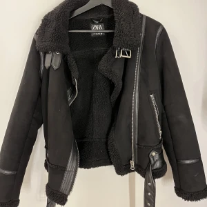 Teddy läderjacka - Jättefin Teddy jacka från zara i storlek S men funkar också på M.  Säljer pga ingen användning för jackan längre  Ansvälld minst 2-3 gånger och inga större skador alls. Jätte fint skick.  Original pris 999 sek. Pris kan diskuteras vid snabb handel