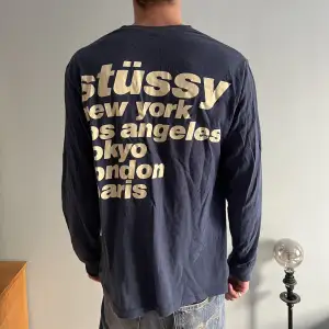 Stussy long sleeve shirt, vintage. Fint skick, men finns lite krackeleringar i texten på ryggen. Nytvättad så därav skrynklig.  Skriv om du har några frågor :) 